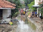 Banjir Kendal Surut, Warga Punya Pekerjaan Baru Bersihkan Lumpur. Sayang, Air PDAM Mati