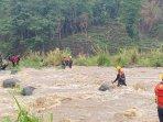 mahasiswa-ups-terjebak-banjir-bandang-danawarih-tegal.jpg