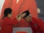 megawati-pakaikan-kopiah-htaim-kepada-ganjar-pranowo.jpg