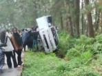 Minibus Tabrak Motor hingga Terguling di Jalur Wisata Kaligua Brebes, Diduga Rem Blong