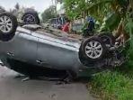 mobil-toyota-yaris-terbalik-setelah-nubruk-dua-motor-di-sumbang-banyumas.jpg