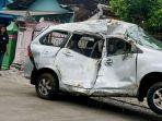 mobil-xenia-ae-1493-kr-terperosok-ke-sungai-diduga-terlalu-minggir-saat-berpapasan-dengan-mobil-lain.jpg
