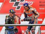 momen-saat-valentino-rossi-kiri-dan-marc-marquez.jpg