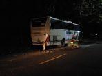 motor-tabrak-bus-karyawan-yang-mogok-di-jalan-s-parman-kota-semarang-selasa-malam.jpg