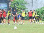 para-pemain-psis-semarang-saat-menjalani-latihan-di-lapangan-telo-semarang-senin-18102021.jpg