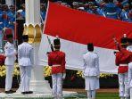 paskibraka-membentangkan-bendera-saat-upacara-di-istana-merdeka.jpg