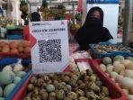 pedagang-pasar-manis-purwokerto-pajang-barcode-transaksi-nontunai.jpg