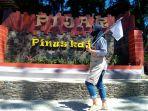 pegawai-pijar-park-kudus-mengibarkan-bendera-putih-tanda-protes-ppkm-diperpanjang.jpg