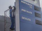 pekerja-membersihkan-papan-harga-bahan-bakar-minyak-bbm.jpg