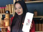 pekerja-sae-wooden-menunjukkan-tumbler-kayu-souvenir-untuk-paskibraka-hut-ri-di-ikn.jpg