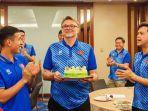 pelatih-timnas-vietnam-Philippe-Troussier-rayakan-ulang-tahun-Kamis-2132024.jpg