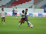 pemain-psis-gali-frietas-berebut-bola-dengan-pemain-borneo-fc.jpg