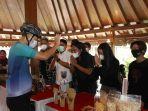 pemuda-yang-tergabung-dalam-komunitas-kopi-magelang-membagikan-kopi-gratis.jpg