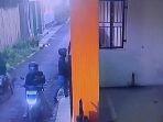 Gasak Motor di Kos-kosan Dekat SMPN 17 Tegal, 2 Pencuri Terlihat Santai meski Warga Melintas