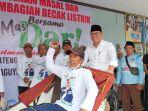 pengayuh-becak-asal-sempor-kebumen-menerima-becak-listrik-dari-sudaryono.jpg
