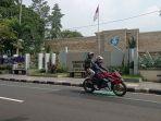 pengendara-motor-melintas-di-depan-kantor-disdik-kota-salatiga-di-jalan-adi-sucipto-kamis.jpg