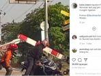pengendara-motor-menabrak-palang-perlintasan-kereta-api-yang-sudah-menutup-di-klaten.jpg