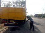 pengendara-sepeda-motor-tewas-setelah-menabrak-truk-parkir-di-jalan-s-parman-kabupaten-pekalongan.jpg