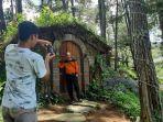 pengunjung-berfoto-di-rumah-hobbit-di-objek-wisata-clirit-view-di-desa-kalibakung-tegal.jpg