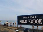pengunjung-bermain-air-di-pantai-pulo-kodok-kota-tegal-minggu-3102021.jpg