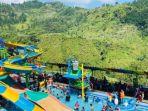 pengunjung-memadati-kolam-air-panas-rindu-alam-bs-hot-water-park-guci-tegal.jpg