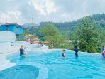 pengunjung-pemandian-onsen-omahe-banyu-anget-guci-kabupaten-tegal-minggu-1262022.jpg