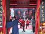 pengurus-kelenteng-tek-hay-kiong-kota-tegal-melakukan-ritual-pembukaan-lima-pintu-kelenteng.jpg
