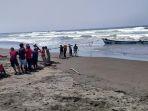 perahu-compreng-tri-laksana-terbalik-di-perairan-pantai-wagir-indah-cilacap.jpg
