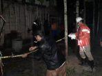 petugas-memasang-garis-polisi-di-sekitar-sumur-yang-mengeluarkan-gas-di-blora.jpg