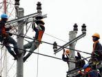 petugas-pln-melakukan-perawatan-jaringan-di-kota-semarang.jpg