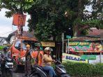 petugas-satpol-pp-dan-damkar-banyumas-pangkas-ranting-pohon-antisipasi-pohon-tumbang.jpg