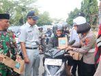 polres-purbalingga-bagikan-takjil-ke-pengendara-tertib-berlalu-lintas.jpg