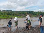 proses-distribusi-logistik-pilkada-seberangi-sungai-di-tonjong-rbebes.jpg