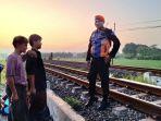 pt-kai-larang-warga-ngabuburit-di-rel-perlintasan-kereta-api.jpg