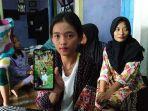 puja-18-menujukkan-foto-ibu-dan-adiknya.jpg