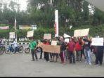 puluhan-petani-di-banjarnegara-berdemo-di-depan-spbu.jpg