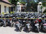 ratusan-motor-milik-pejudi-sabung-ayam-di-dempet-demak-diamankan.jpg