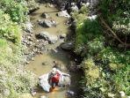 relawan-mengangkut-sampah-dari-sungai-dalam-peringatan-wcd-2021.jpg