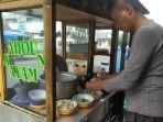 rinto-seorang-penjual-sahoun-ayam-melayani-pembeli-di-depan-hotel-roda-mas-purwokerto.jpg