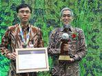 sekda-jateng-menerima-penghargaan-dari-menteri-lhk.jpg