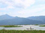 seorang-nelayan-melintas-di-rawa-pening-kecamatan-ambarawa-kabupaten-semarang.jpg