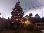 seorang-pemuda-menghias-pohon-natal-di-halaman-rumah-satpo-winasis-warga-kristen-di-salatiga.jpg