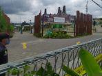 seorang-petugas-keamanan-berjaga-di-lokasi-wisata-dusun-semilir-senin-30112020.jpg