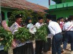 siswa-kawunganten-cilacap-berikan-hadian-berupa-sayur-di-hari-guru.jpg