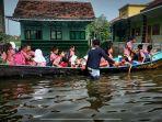 siswa-sd-4-karangrowo-undaan-kudus-berangkat-sekolah-naik-perahu-akibat-banjir-2.jpg