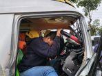 sopir-minibus-terjepit-setelah-tabrakan-dengan-truk-di-jalan-nasional-karanganyar-kebumen.jpg
