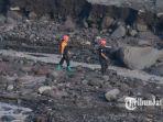 tim-bnpb-menyisir-daerah-aliran-lahar-gunung-semeru.jpg