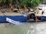 tim-sar-gabungan-melakukan-evakuasi-bus-sriwijaya.jpg