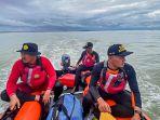 tim-sar-gabungan-mencari-penambang-pasir-yang-hilang-di-muara-sungai-serayu.jpg