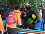 tim-sar-gabungan-mengevakuasi-korban-tenggelam-di-dermaga-jojok-kutawaru-cilacap-selasa-2222022.jpg